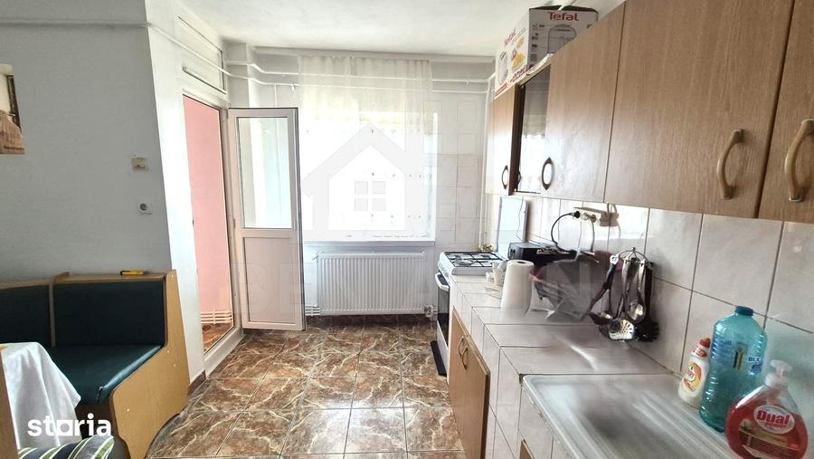 Apartament cu 3 camere decomandat în Calea București