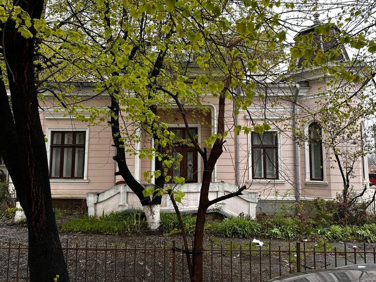 Casă individuală cu 6 camere cu Teren 300 Mp în Central