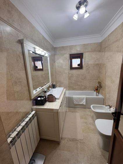 Casă individuală cu 10 camere cu Canalizare în Tudora