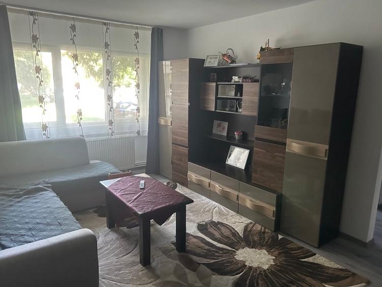 Apartament cu 3 camere semidecomandat, mobilat în Micro 15