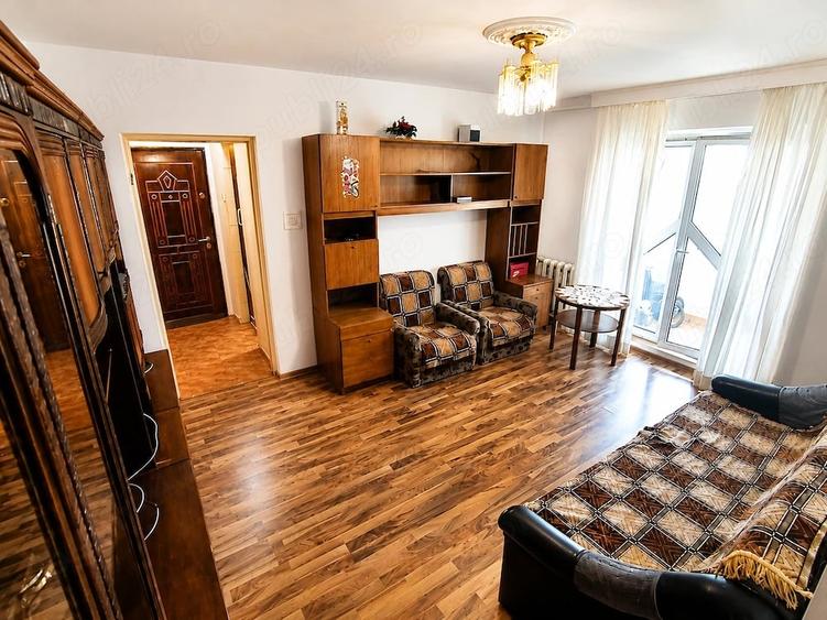 Apartament cu 3 camere semidecomandat în Bularga