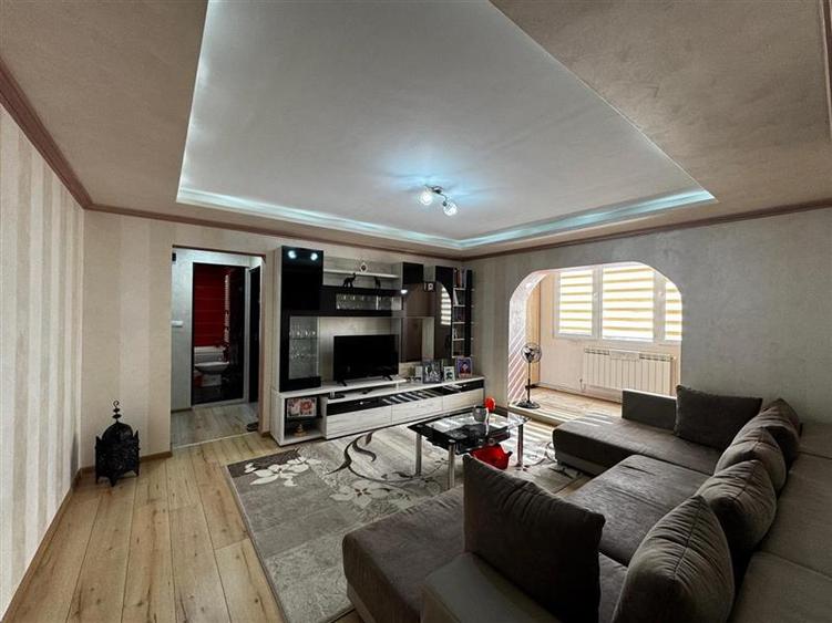 Apartament cu 3 camere, 64 mp, semidecomandat,situat in Campia-Turzii ! - 2
