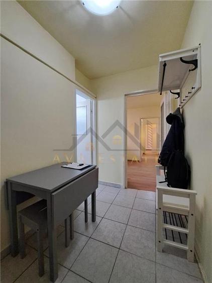 Apartament cu 3 camere semidecomandat, mobilat în Dacia