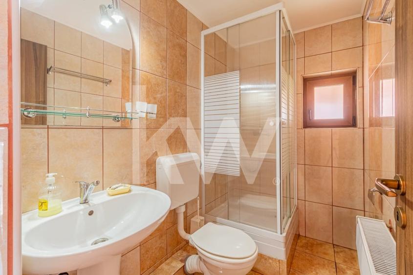 Casă individuală cu 10 camere cu Canalizare în Râșnov