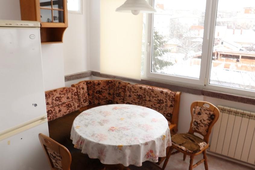 Apartament cu 3 camere semidecomandat, mobilat în Favorit