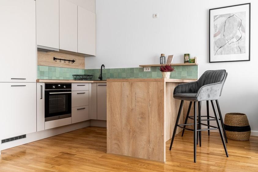 Apartament cu 2 camere semidecomandat, mobilat în 1 Mai