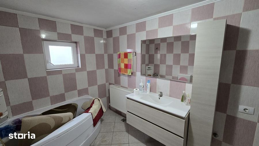 Casă cu 4 camere cu Teren 1000 Mp în Central