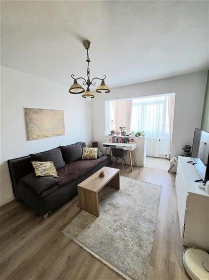Apartament cu 3 camere semidecomandat, mobilat în Dacia