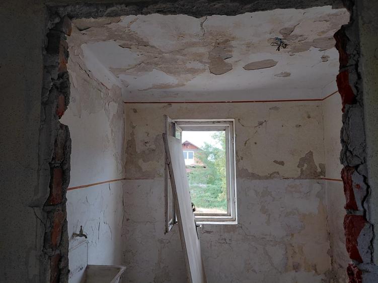 Apartament cu 4 camere decomandat în Peregu Mare