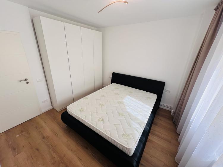 Apartament cu 2 camere semidecomandat, mobilat în Tei