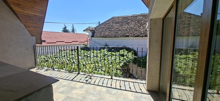 Casă individuală cu 8 camere cu Canalizare în Codlea