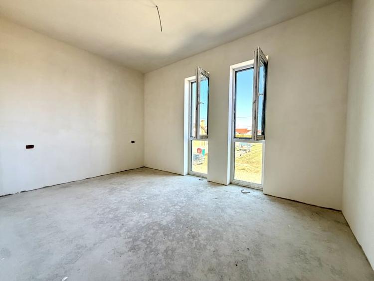 Duplex cu 5 camere cu Canalizare în Dumbrăvița