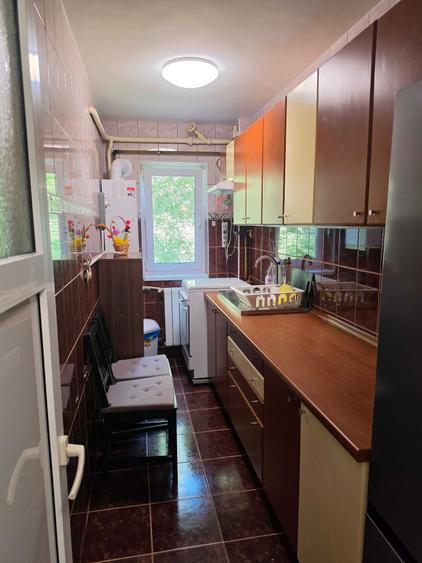 Apartament cu 3 camere semidecomandat în Crângași