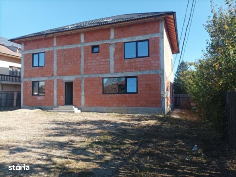 Casă cu 4 camere decomandat în Ghioșești