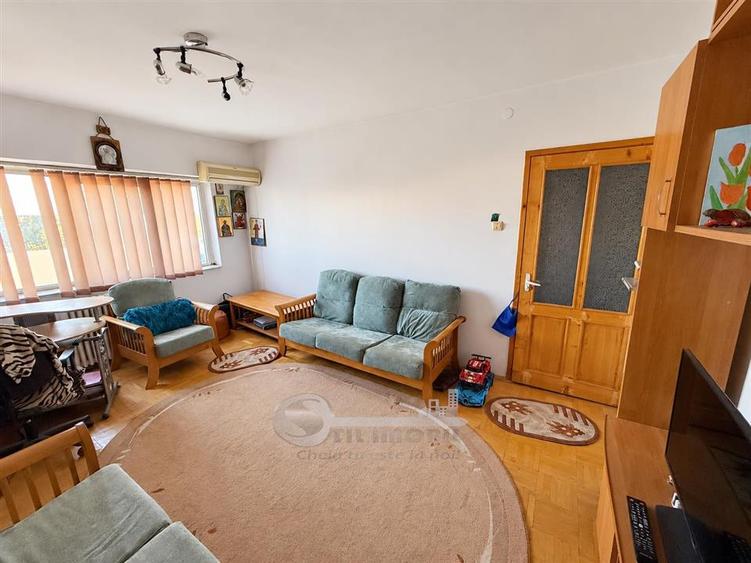 Apartament cu 3 camere decomandat, mobilat în Socola