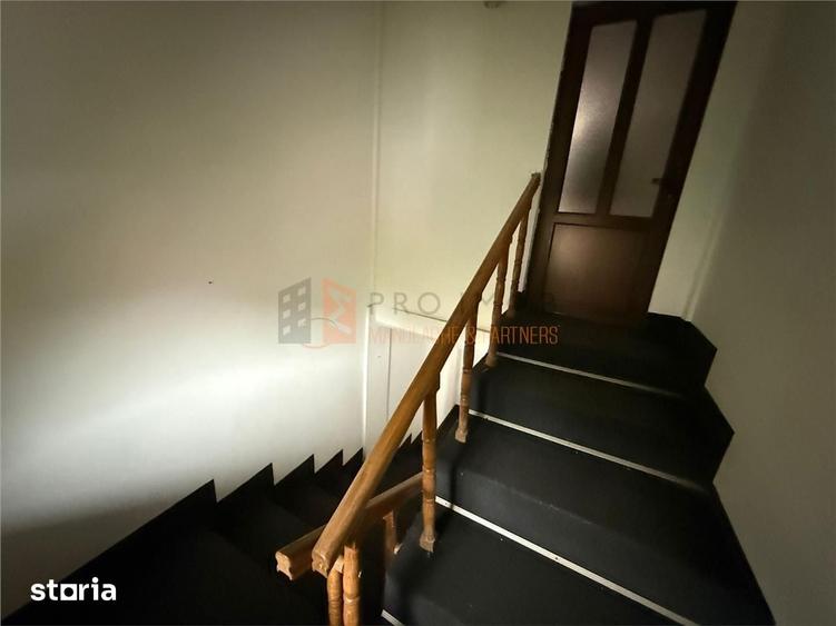 Casă cu 8 camere decomandat cu Teren 30 Mp în Siriu