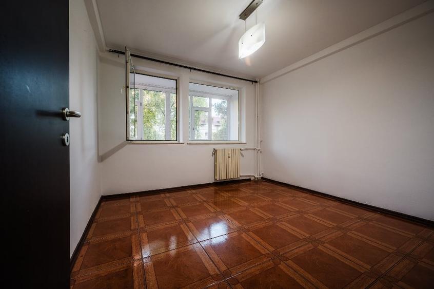 Apartament cu 3 camere semidecomandat în Central
