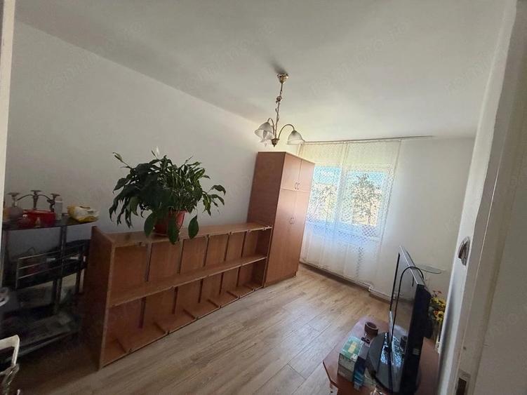 Apartament cu 3 camere semidecomandat în Zamfirescu