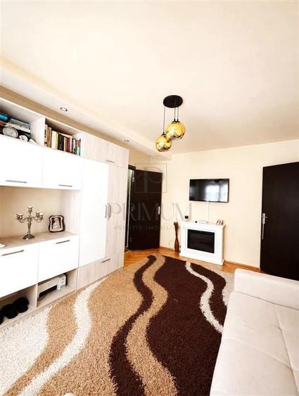 Apartament cu 3 camere semidecomandat, mobilat în Lipovei