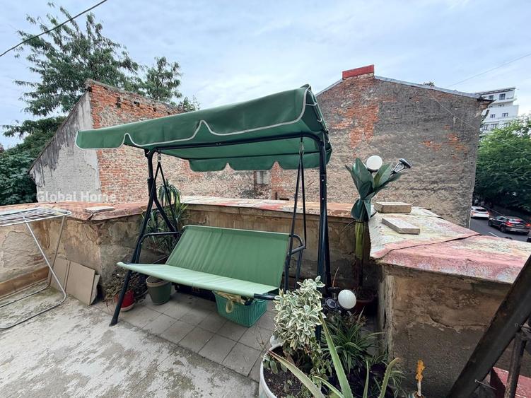 Casă individuală cu 5 camere cu Canalizare în P-ța Romană