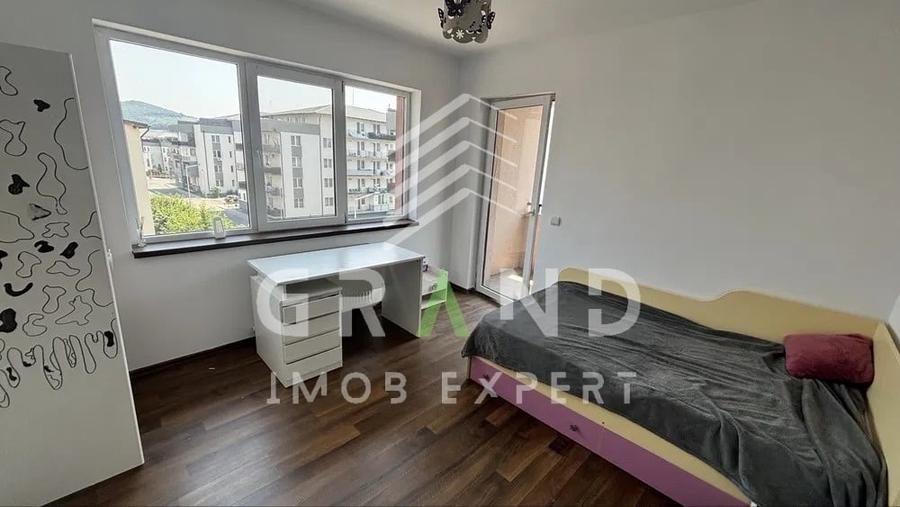 Apartament cu 3 camere semidecomandat, mobilat în Florești
