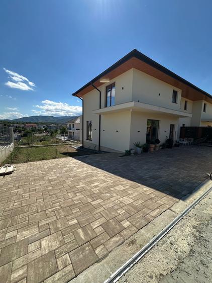 Casă cu 4 camere în Exterior Vest