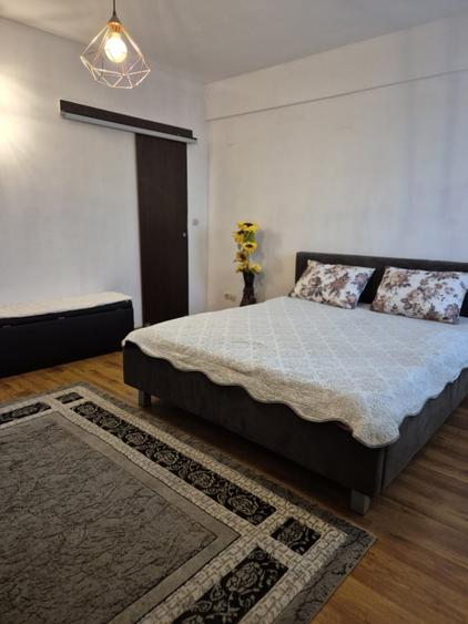 Apartament cu 3 camere semidecomandat, mobilat în Florești