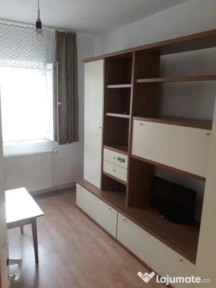 Apartament cu 3 camere decomandat în Tractorul
