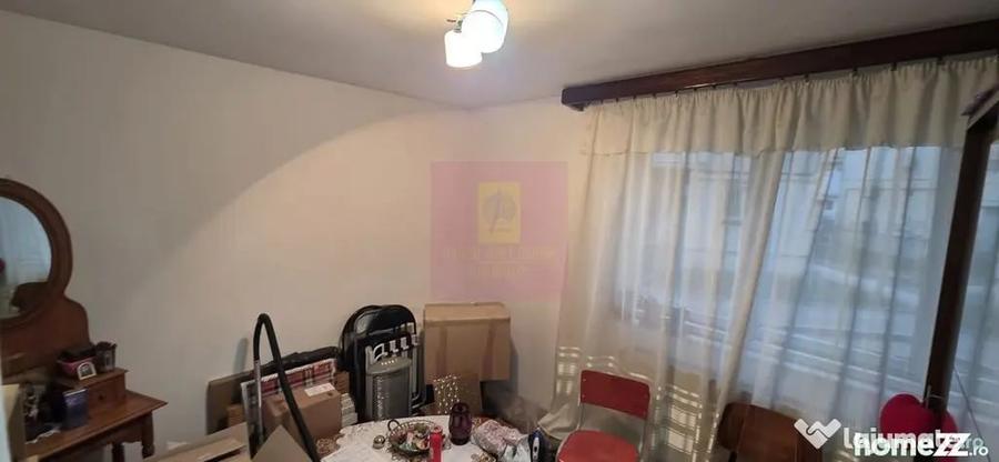 Apartament cu 3 camere decomandat în Piața Centrală