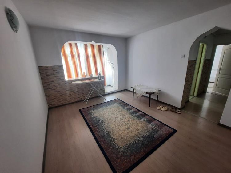 Apartament cu 3 camere semidecomandat, mobilat în Podu Roș
