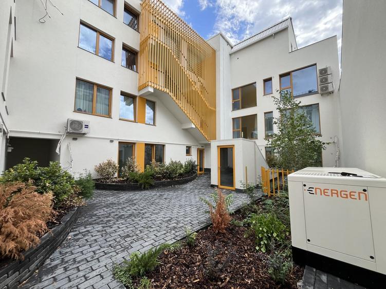 Apartament cu 4 camere semidecomandat în Domenii