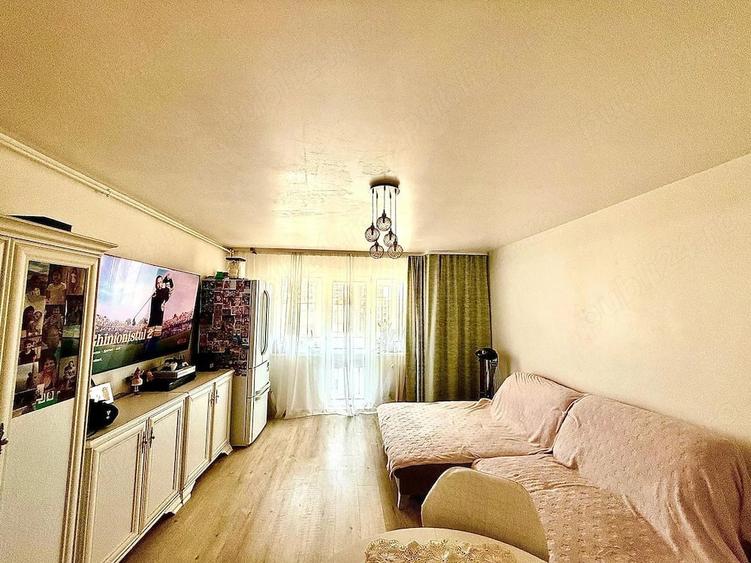 Apartament cu 3 camere decomandat în Est