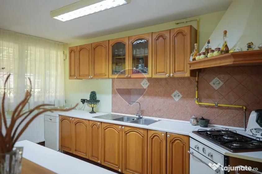 Casă cu 5 camere cu Teren 554 Mp în Central