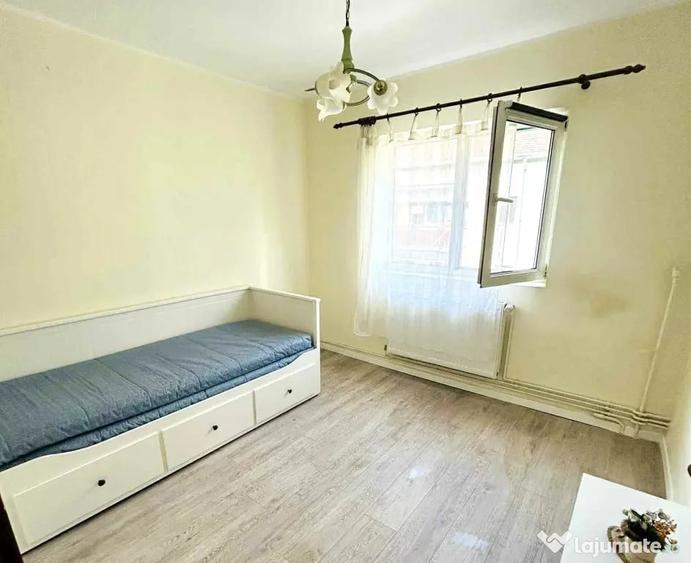 Apartament cu 3 camere semidecomandat în Complex Studențesc