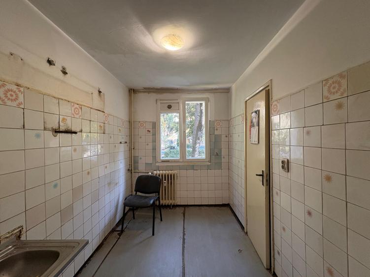 Apartament cu 3 camere semidecomandat în Berceni