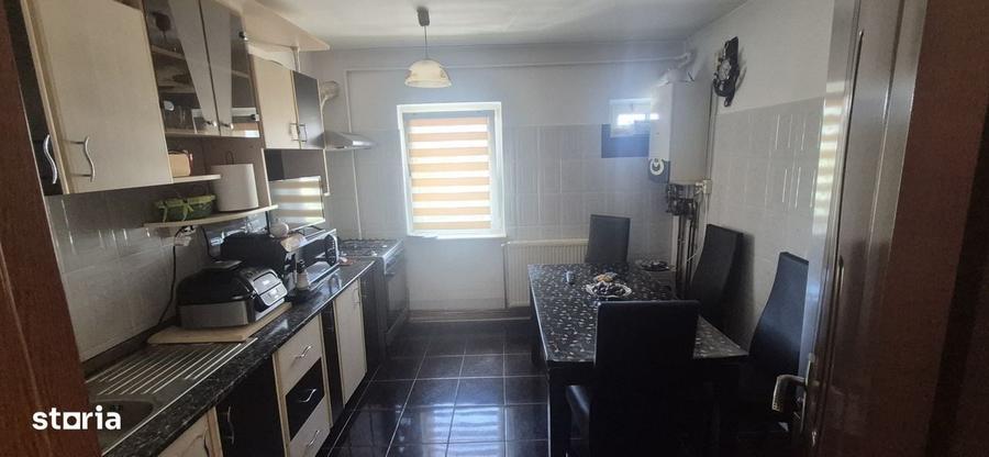 Apartament cu 3 camere decomandat în Găvana