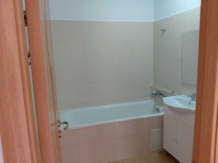 Apartament cu 3 camere semidecomandat în Tineretului