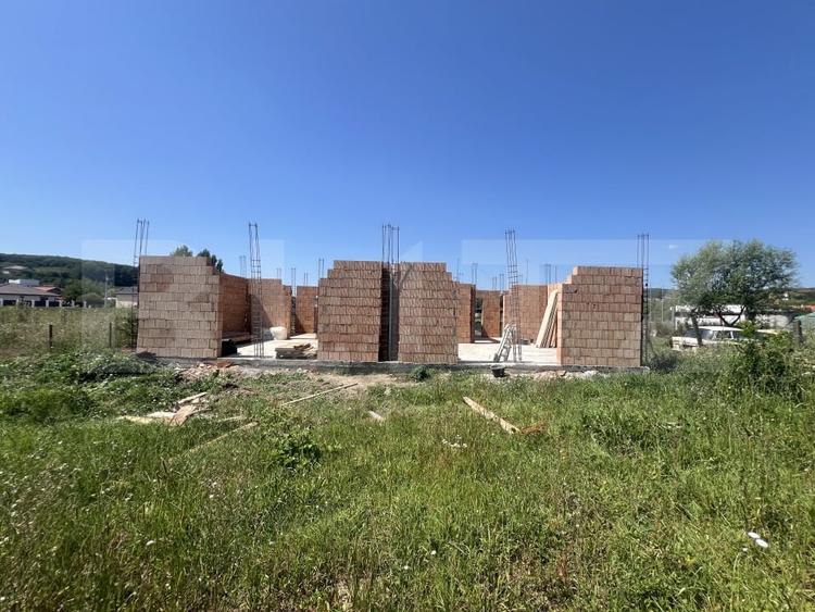 Duplex cu 4 camere cu Canalizare în Livezeni