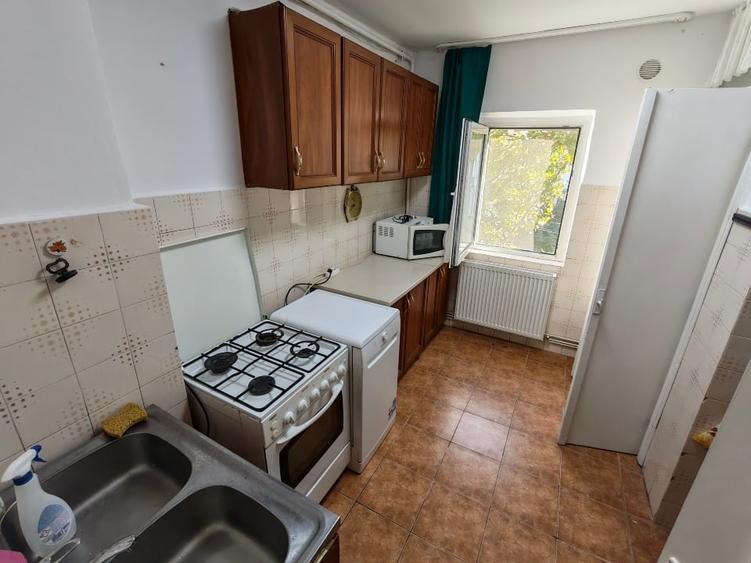 Apartament cu 3 camere semidecomandat, mobilat în Spitalul Județean