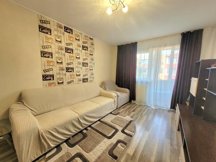 Apartament cu 3 camere decomandat în Florilor