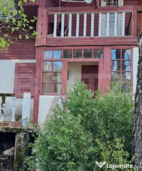 Casă cu 4 camere cu Teren 240 Mp în Central