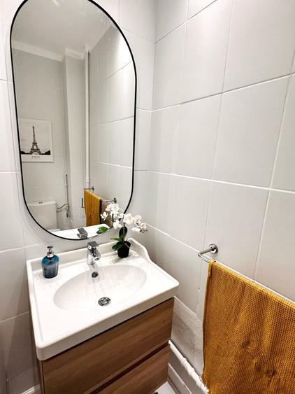 Apartament cu 3 camere semidecomandat în P-ța Victoriei