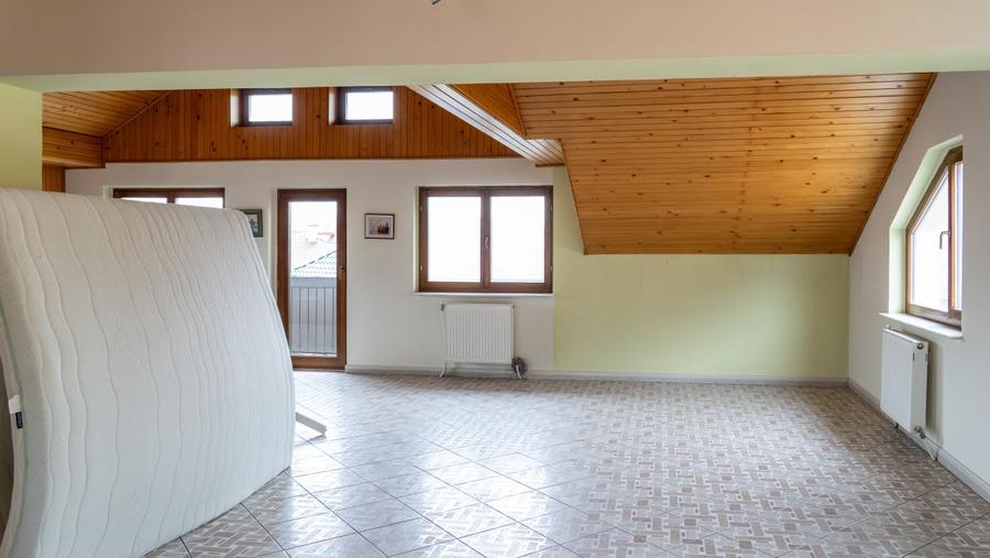 Casă individuală cu 4 camere cu Canalizare în Central