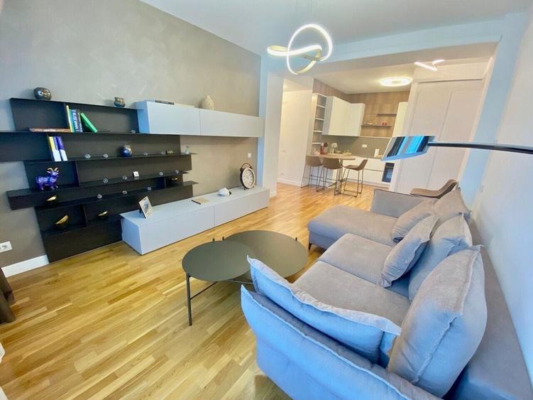 Apartament cu 3 camere decomandat, mobilat în Calea Victoriei