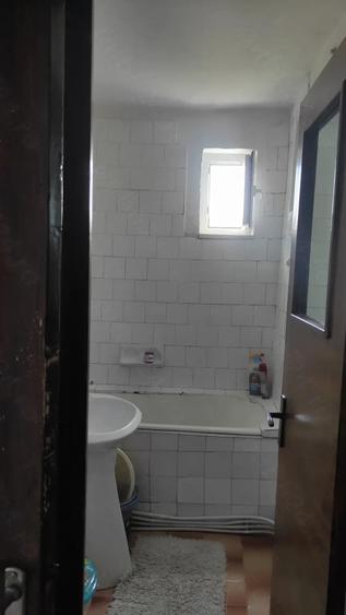 Apartament cu 3 camere semidecomandat în Dărmănești