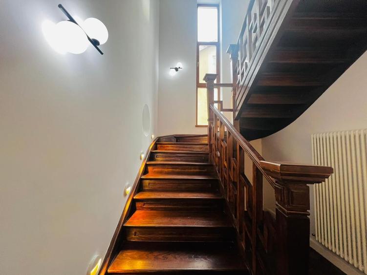 Casă individuală cu 12 camere cu Canalizare în Cotroceni