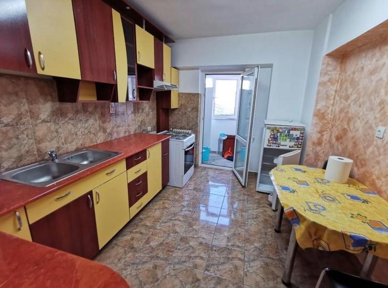 Apartament cu 3 camere semidecomandat, mobilat în Central