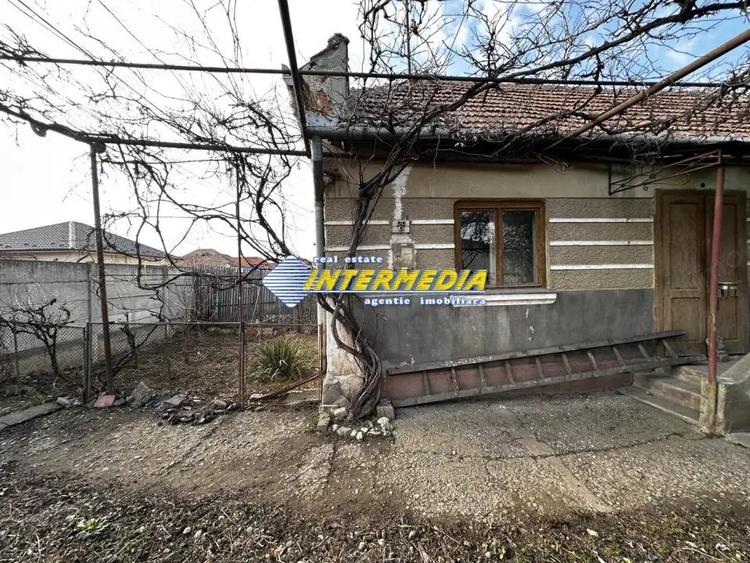 Casa Veche 1242 mp Teren Intravilan imprejmuita sfalt toate utilitatile bransate - 1