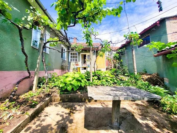 Casa 3 camere, Strada Izvorului, 306mp curte Casa 3 camere, Strada Izvorului, 306mp curte