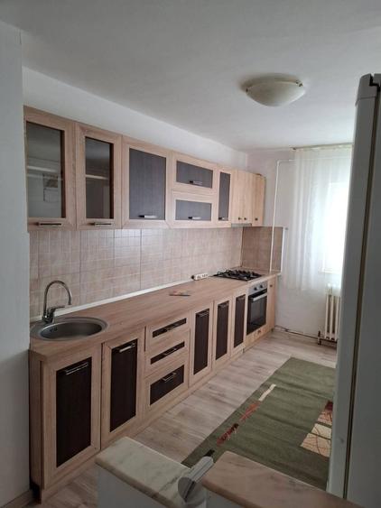 Apartament 3 camere,2 bai, 72 MP, bucatarie si beci mare ,parter inalt - Bd . Traian -Hunedoara - 1
